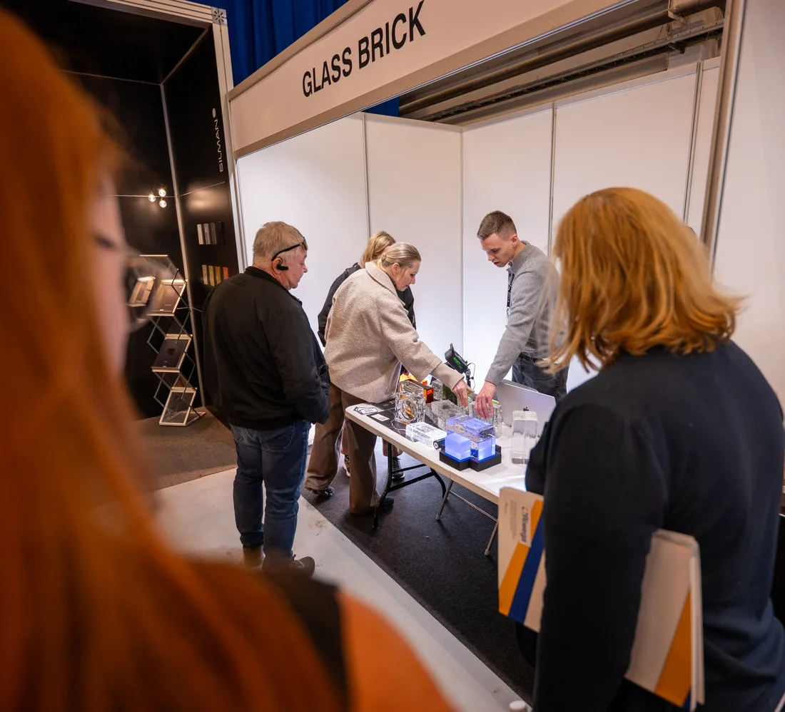 Glass Brickin osasto ja messukävijöitä